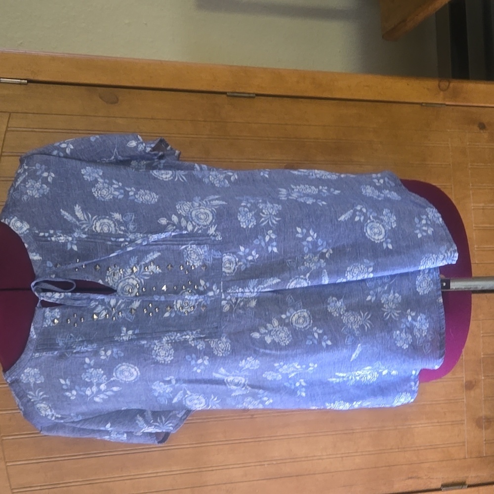 040 Liz Claiborne Short Sleeved HiLo Blouse